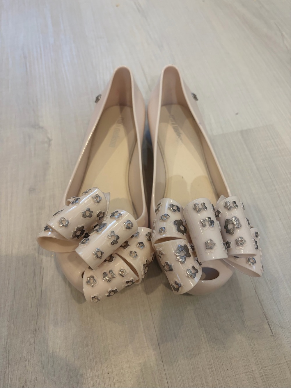 Mini Melissa Girls’ Nude Pink Jelly Flats with Bow and Silver Flower Accents